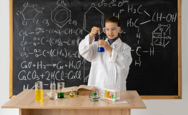 Kimya dersinde deneylerle ilgilenen genç bir kız. Doğa bilimleri. Çocukların okul eğitimi. Bilimsel ve eğitim kavramı.