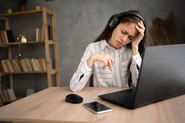 아메리카의 여성은 노트북으로 스트레스와 겪었습니다 통증을 완화시키는 도움이 편두통 사무실 — 스톡 사진