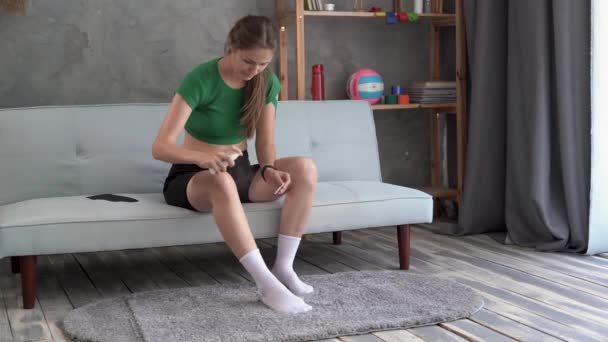 Kinesiologie Athletin Versiegelt Ihr Lädiertes Knie Mit Kinesiotape Nach Muskelverletzung — Stockvideo