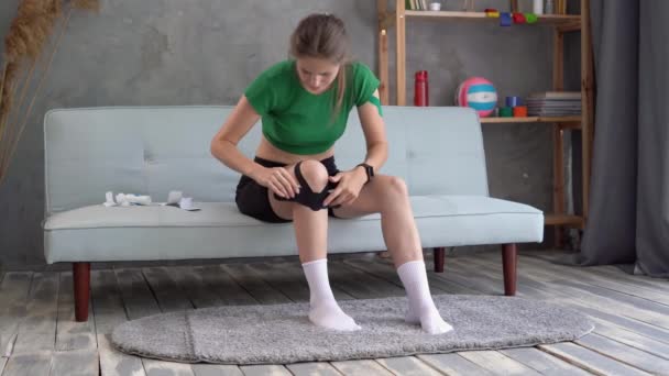 Kinesiologie Athletin Versiegelt Ihr Lädiertes Knie Mit Kinesiotape Nach Muskelverletzung — Stockvideo