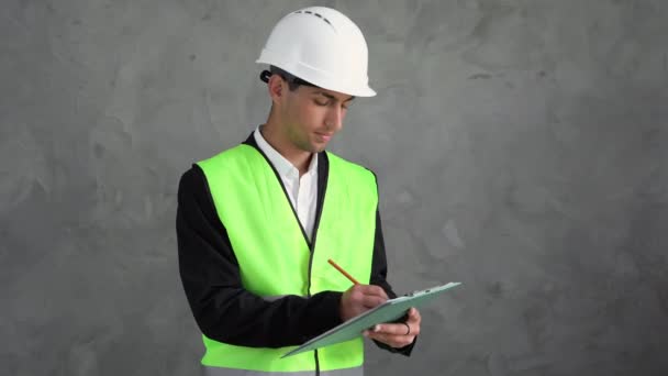 Młody Pracujący Arabski Inżynier Budowlany Korzystający Tabletu Planującego Projekt Budujący — Wideo stockowe