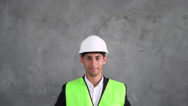 穆斯林工程师或建筑师持有灰色墙背景的个人防护设备安全帽 建筑和房舍建筑管理概念 — 图库视频影像