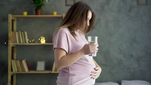 Ung Gravid Kvinna Dricksvatten Hälsosam Livsstil Och Graviditet Rent Mineralvatten — Stockvideo