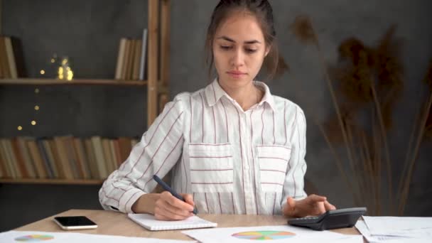 Focada Jovem Olhando Através Documentos Papel Com Gráficos Contabilidade Sozinho — Vídeo de Stock