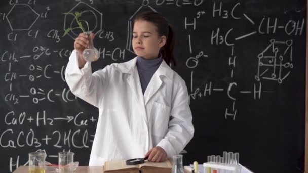 Schülerin Weißen Kittel Biologieunterricht Vor Dem Hintergrund Einer Tafel Mit — Stockvideo