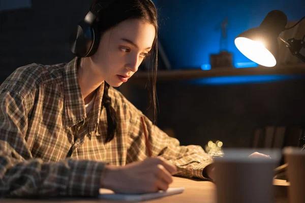 Νεαρή Έφηβη Μαθήτρια Που Σπουδάζει Αργά Βράδυ Στο Δωμάτιό Της — Φωτογραφία Αρχείου