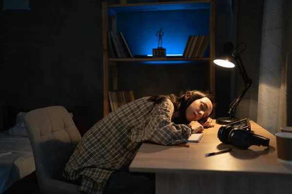 Κουρασμένη Ασιάτισσα Φοιτήτρια Κοιμάται Στο Γραφείο Μετά Από Πολύωρη Μελέτη — Φωτογραφία Αρχείου