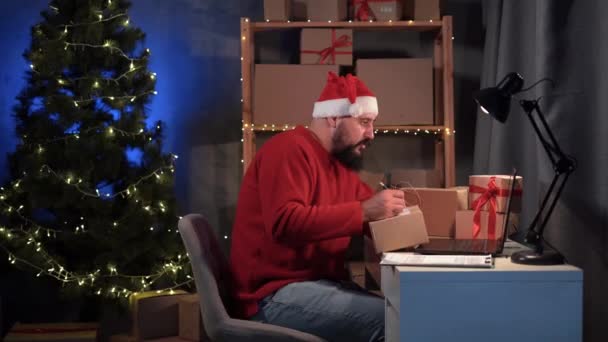 Dropshipping Eigenaar Indiase Man Santa Claus Werkt Nachts Zijn Kantoor — Stockvideo