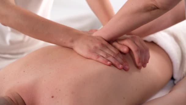 Twee Massage Therapeuten Doen Therapeutische Massage Vier Hand Massage Kaukasische — Stockvideo