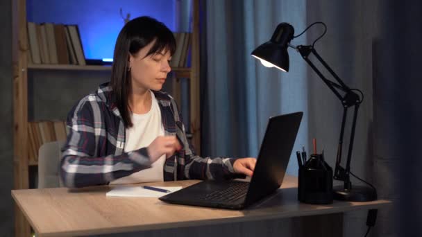Mladá Vyčerpaná Žena Noci Pracovala Laptopem Doma Nebo Kanceláři Okny — Stock video