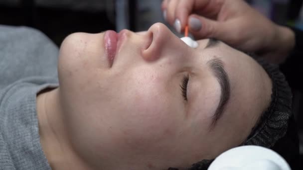 Een Jonge Vrouw Ondergaat Een Wimper Verlengingsprocedure Verwijdert Mascara Met — Stockvideo