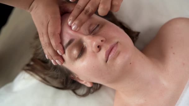 Massagem Cabeça Testa Mulher Massagem Facial Salão Beleza Saúde Pele — Vídeo de Stock