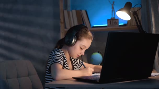 Una Giovane Ragazza Caucasica Utilizza Computer Portatile Cuffie Apprendimento Online — Video Stock