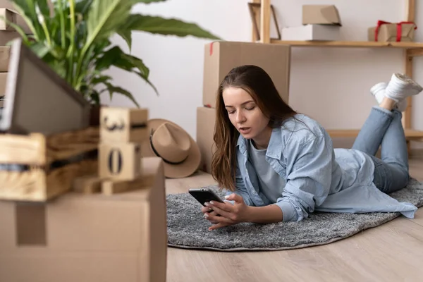 Young Caucasian Woman Using Smartphone Living Room New House Stack — 图库照片