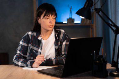 Geceleri evde bilgisayar kullanan kadın, uzaktan çalışan kız serbest çalışan, eğitim ya da iş mesafesi kavramı