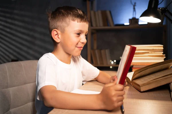 夜に家で宿題をする少年夜遅く試験の準備をする少年家庭学習の概念 — ストック写真