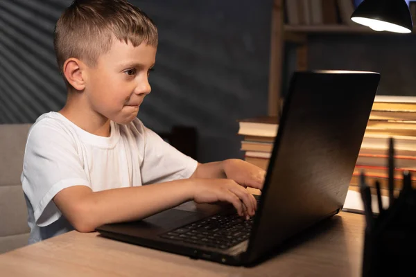 Retrato Criança Estudante Estudando Casa Usando Computador Portátil Noite Adolescente — Fotografia de Stock