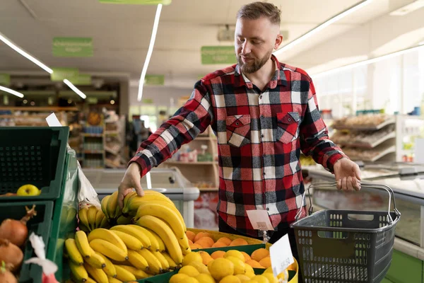 Чоловік Вибирає Фрукти Супермаркеті Чоловік Купує Органічні Банани Овочі Хлопець — стокове фото