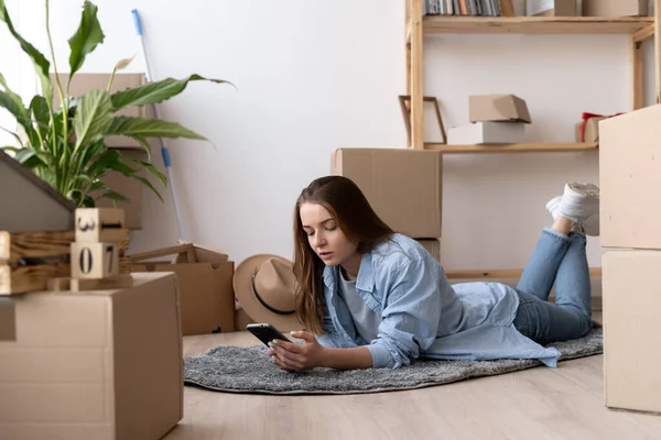 Young Caucasian Woman Using Smartphone Living Room New House Stack — 图库照片
