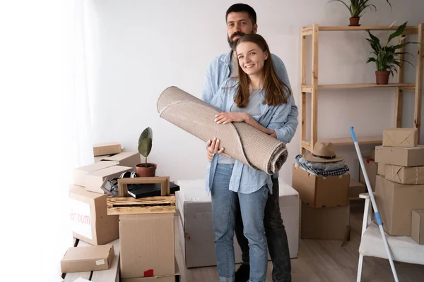 Casal Feliz Com Caixas Carpete Movendo Para Uma Nova Casa — Fotografia de Stock