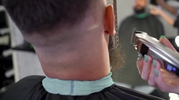 Close Tampan Mendapatkan Jenggot Potongan Rambut Oleh Penata Rambut Salon — Stok Video