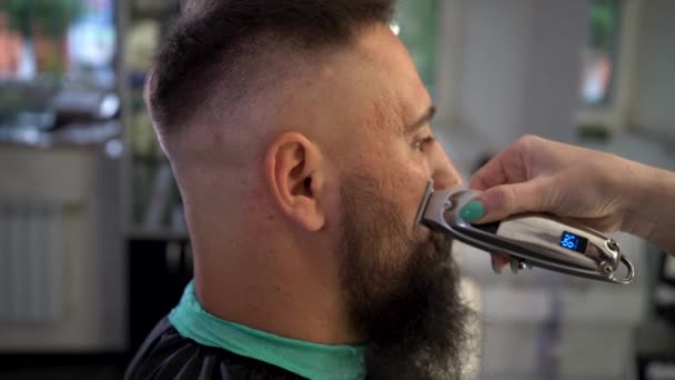 Szakállas Férfi Fodrászatban Egy Férfi Fodrászhoz Ment Fodrászhoz Barber Egy — Stock videók
