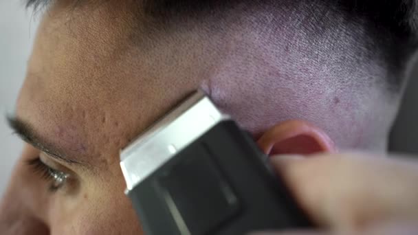 Friseurladen Hipster Klient Bekommt Haarschnitt Friseur Mit Haarschneidemaschine Der Schläfe — Stockvideo
