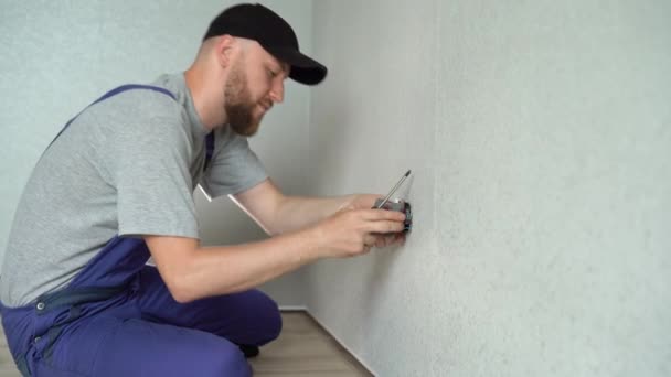 Elektrikçi Evdeki Elektrik Sistemlerinin Düğmeleri Prizleri Üzerinde Güvenli Bir Şekilde — Stok video