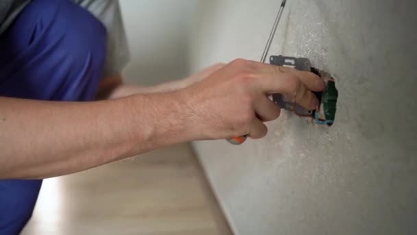 Mãos Eletricista Homem Segurando Chave Fenda Trabalhando Tomada Elétrica Sistema — Vídeo de Stock