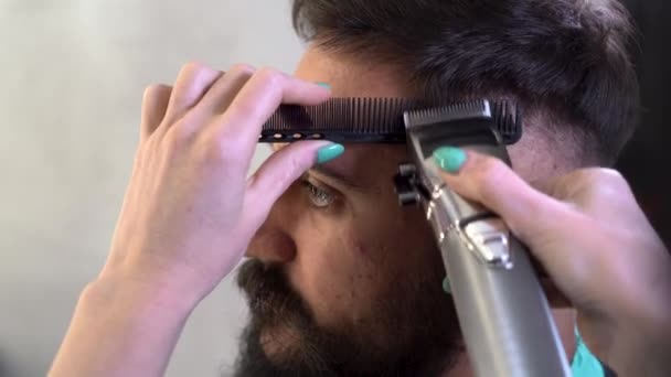 Friseur Arbeitet Mit Haarschneidemaschine Hipster Klient Bekommt Haarschnitt Haircut Konzept — Stockvideo