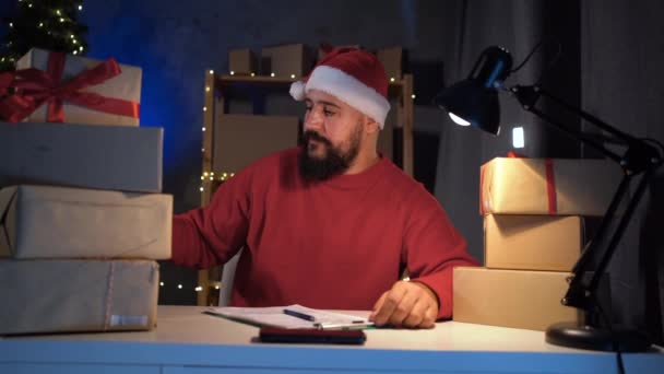 Pemilik Dropshipping Indian Man Santa Claus Bekerja Pada Malam Hari — Stok Video