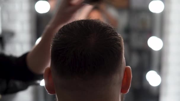Barbearia Hipster Homem Cadeira Barbeiro Cabeleireiro Styling Cabelo Com Pente — Vídeo de Stock