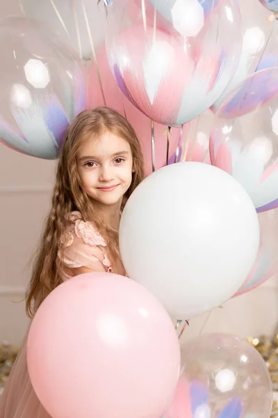 Ευτυχισμένος Εορτασμός Του Πάρτι Γενεθλίων Μπαλόνια Του Γοητευτικό Χαριτωμένο Κοριτσάκι — Φωτογραφία Αρχείου