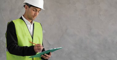 Ciddi Arap mühendisi panoya, panoya, panoya, boş yere not alıyor