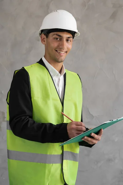 Μουσουλμάνος Νεαρός Μηχανικός Σημειώνοντας Στο Πρόχειρο Πορτρέτο Ενός Μηχανικού Λευκό — Φωτογραφία Αρχείου