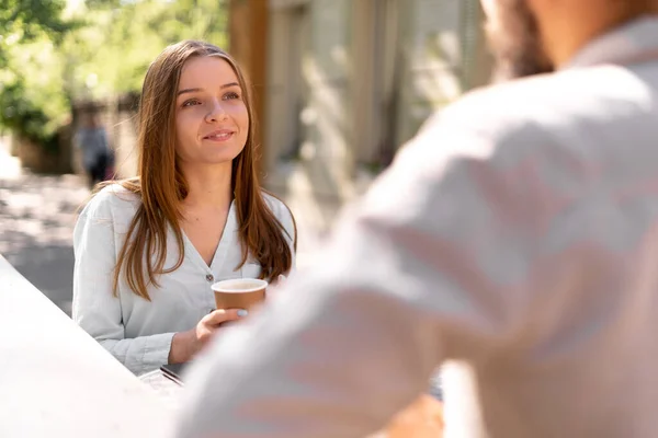 Jeune Femme Dégustant Café Extérieur Dans Café Rue Couple Touristes — Photo