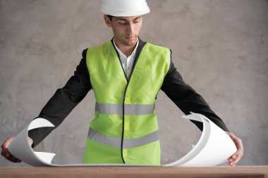 Gri arkaplan üzerine çizim yapan erkek Arap mühendis, İnşaat Evi. Onarım işi.