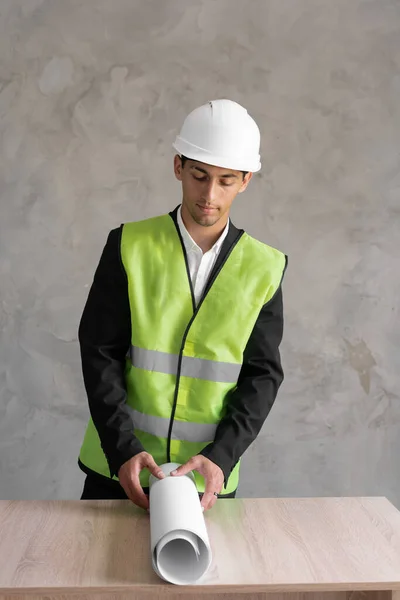 テーブルの上に図面を持つ男性アラビア語のエンジニア オブジェクト上の青写真を持つ建築家 建設家だ 修理作業 — ストック写真