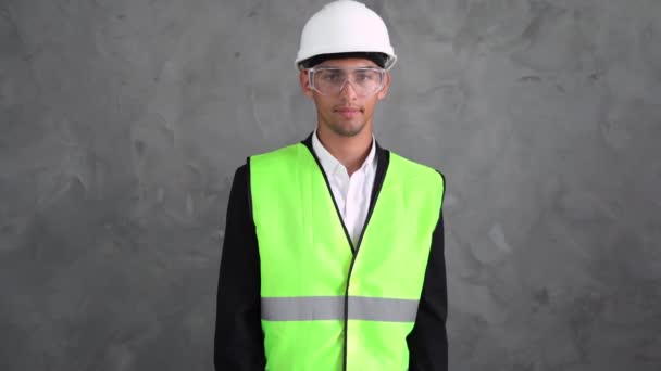 Fabriksingenjör Arab Man Stående Förtroende Med Arbetssvit Och Bär Skyddshjälm — Stockvideo