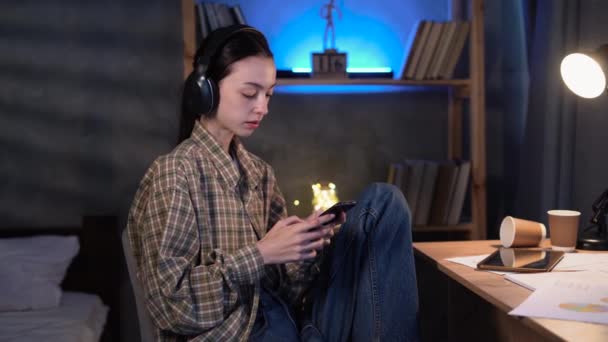 Asian Girl Student Use Smartphone Headphones Evening Home Work Night — ストック動画