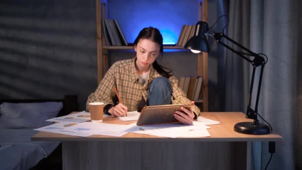 Aziatische Meisje Student Gebruik Van Digitale Tablet Avond Studie Tablet — Stockvideo