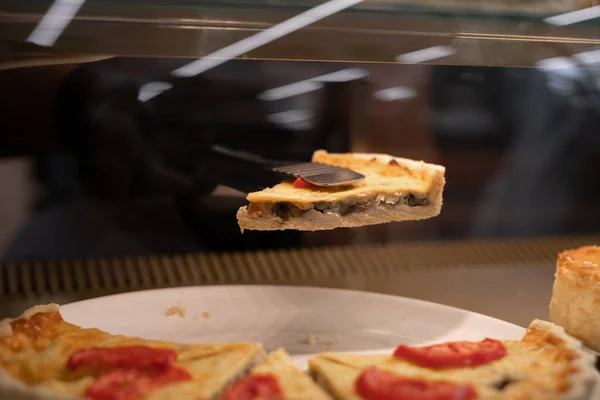 Fleischkuchen Auf Vitrine Café Bäckerhand Holt Pikantes Gebäck Aus Dem — Stockfoto