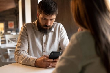 Kafedeki genç çift, ilişki sorunu, restoranda telefon kullanan adam ve sıkılmış kadın, aile ilişkileri krizi konsepti