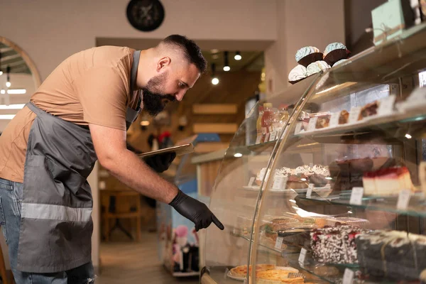 Portré Egy Hipster Barista Kötényben Digitális Táblagéppel Áll Kirakat Közelében — Stock Fotó