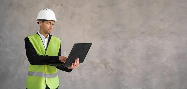 Muslim Civil Engineer Using Laptop Engineering Construction Concept Engineer Laptop — ストック写真
