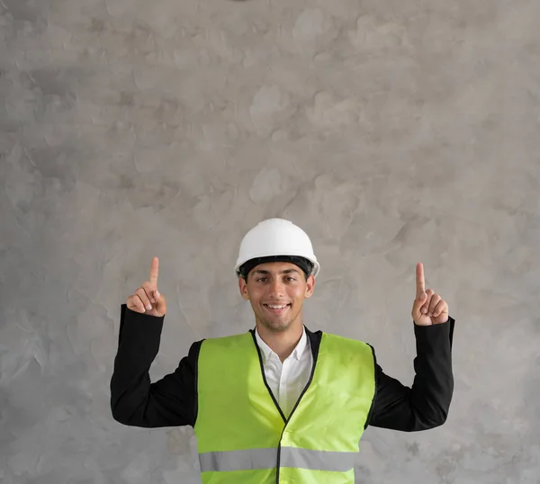 Young Muslim Architect Man Wearing Builder Safety Helmet Isolated Background — Stockfoto