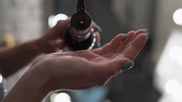 Liquid Small Bottle Pours Hand Girl Background Close Woman Pouring — Vídeos de Stock