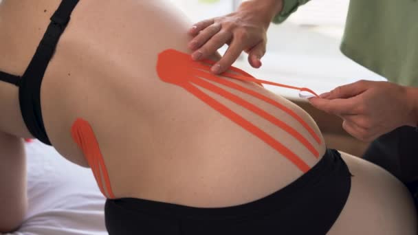 Therapist Applying Kinesiology Tape Patient Belly Sides Cellulite Procedure Slim — Vídeo de stock