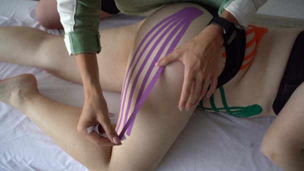 Kinesiology Taping Therapist Admitted Kinesiology Tape Patients Legs Hip Cellulite — 비디오
