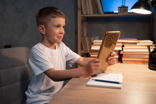 Menino Usando Tablet Digital Enquanto Sentado Mesa Casa Noite Ler — Fotografia de Stock